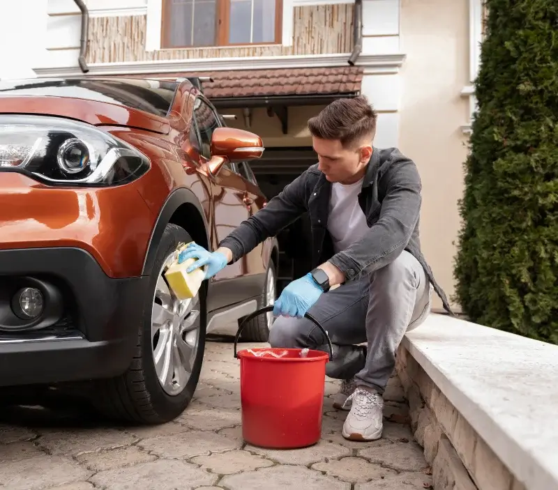 Lavage auto à domicile Montaigut-le-Blanc : professionnel intervenant sur un véhicule